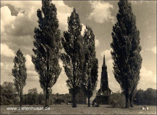 Die Kirche aus Richtung Karpfenteiche gesehen.